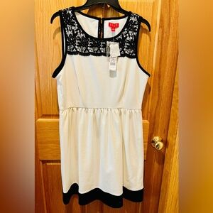 NWT Elle Avant Garden Dress in Marshmallow with Black Lace/Crochet Accent Sz 16